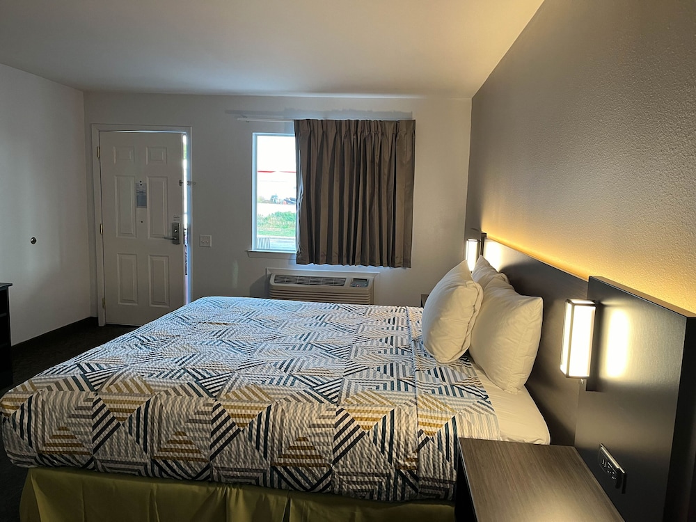 Motel 6 Junction, TX Llano River, Photo 7