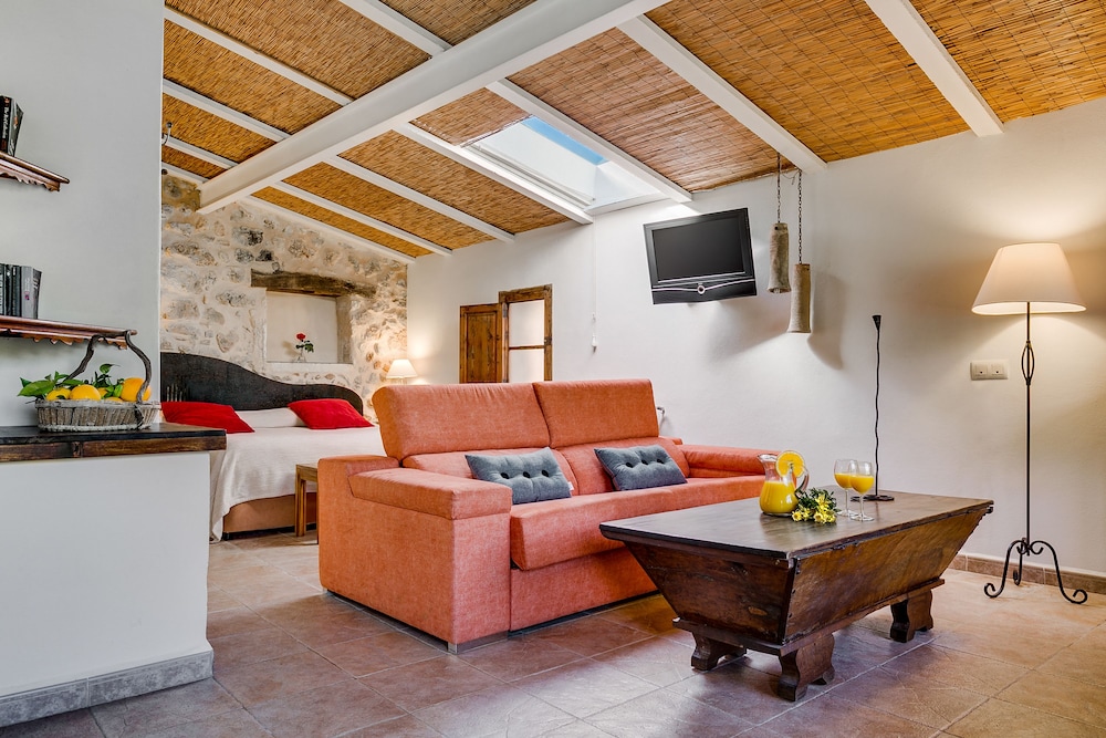 Deluxe Triple Room, 1 King Bed with Sofa bed, Mountain View photo 2