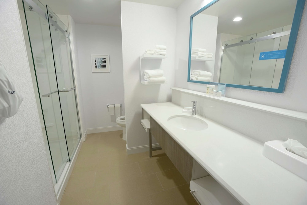 Room, 1 King Bed, Refrigerator
