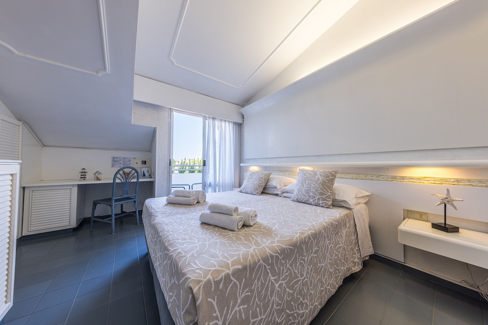 Standard Double or Twin Room - Photo 17
