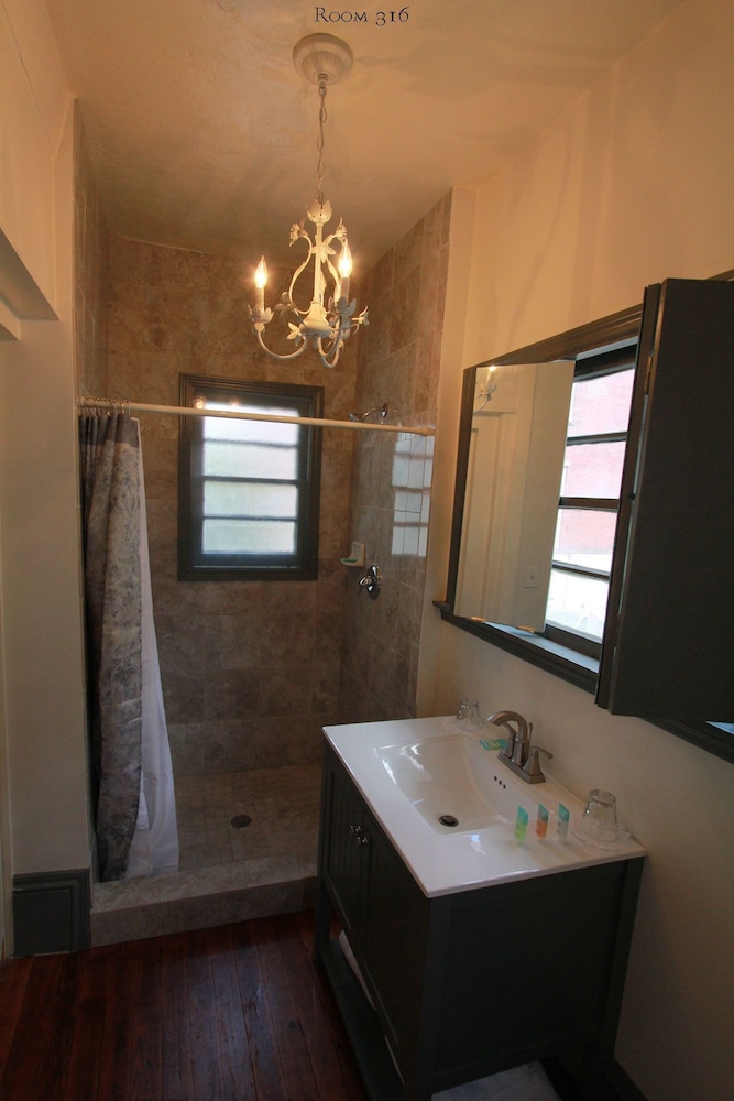 Room, 1 King Bed (316), Stairs Required photo 2