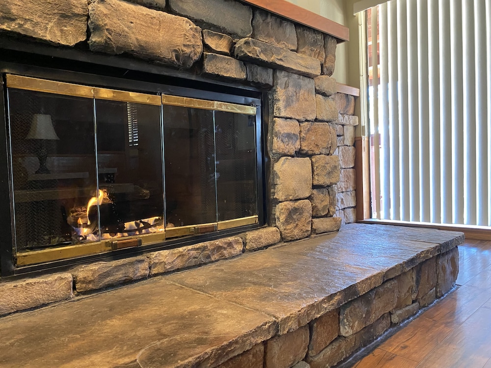Standard Condo, 1 Queen Bed, Non Smoking, Fireplace photo 2