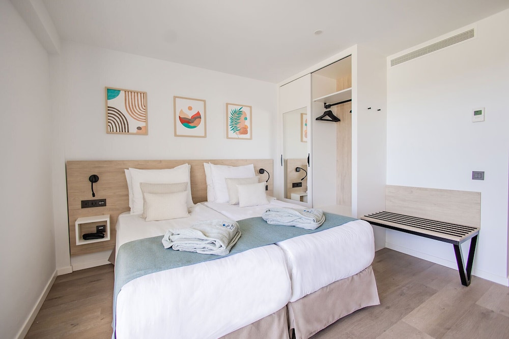 Premium Studio, Jetted Tub (Single Use)