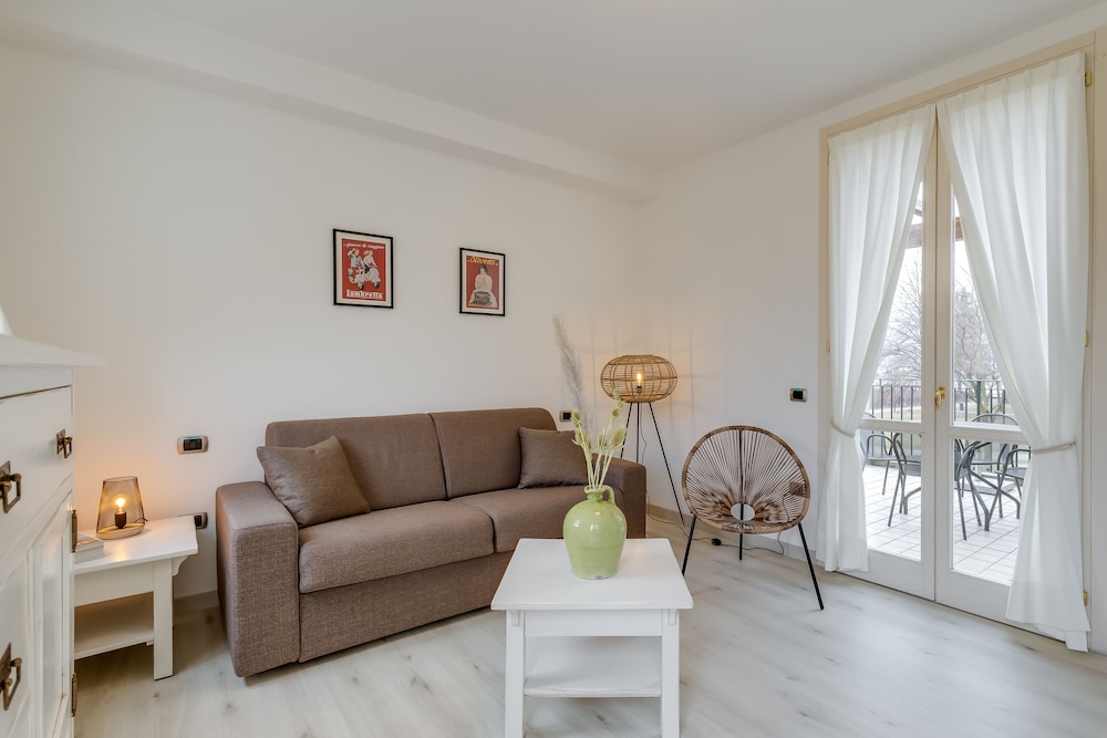 Family Apartment, 1 Bedroom, Lakeside (Porto Letizia Mimosa 3)