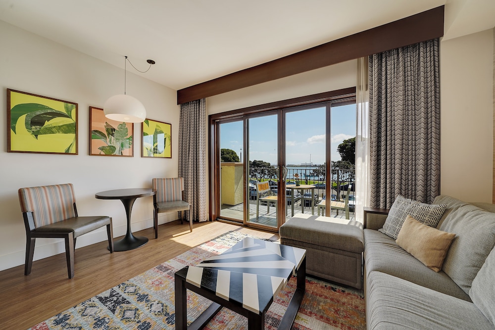 Bayview Junior Suite King photo 2