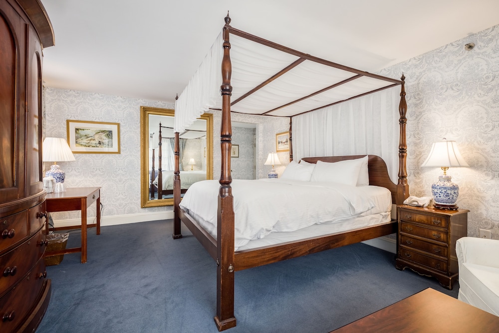 Deluxe Room, 1 King Bed with Sofa bed photo 1
