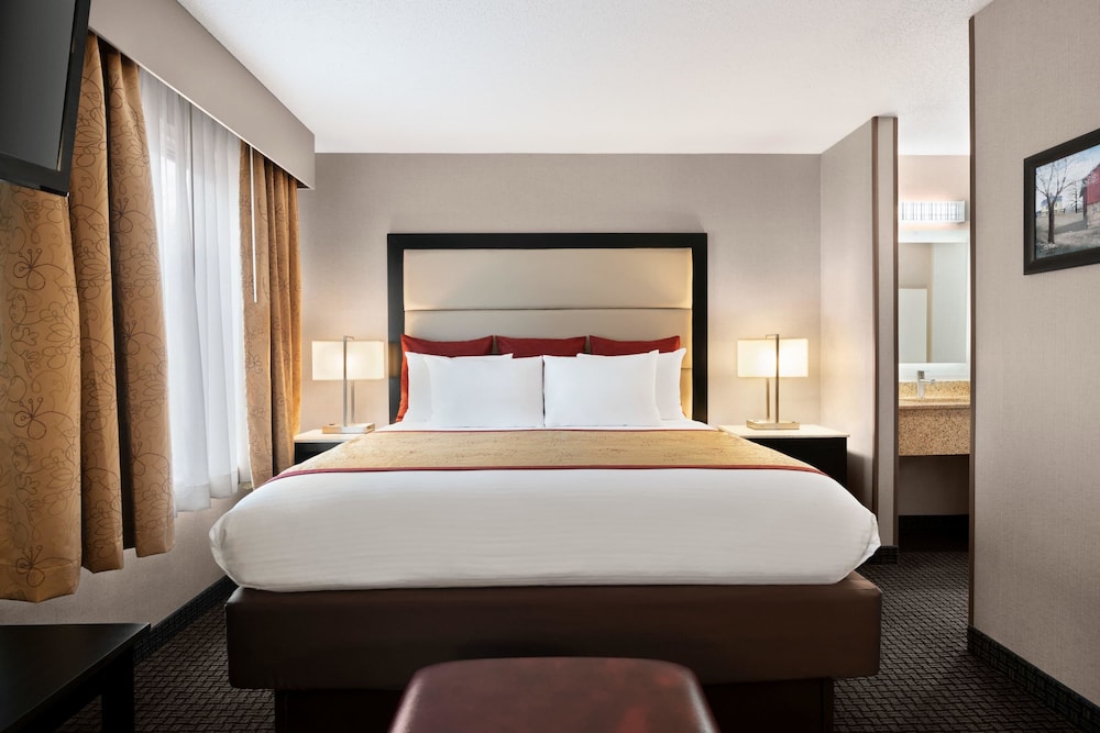 Suite, 1 Queen Bed, Non Smoking (Accessible) - Photo 2