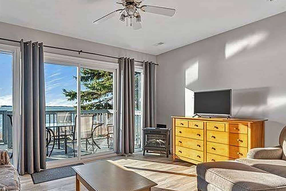 Standard Room, 1 King Bed with Sofa bed, Non Smoking, Jetted Tub (Beach Front) photo 2