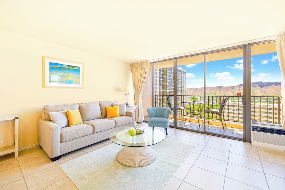 Diamond Head and Ocean views with King Bed and Parking: Suite, 1 Bedroom, Balcony, Ocean View (0071) photo