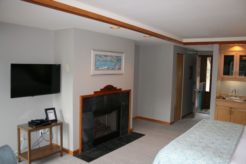 Southwind - Ocean View King Studio - Fireplace, Kitchenette, Deck photo 2