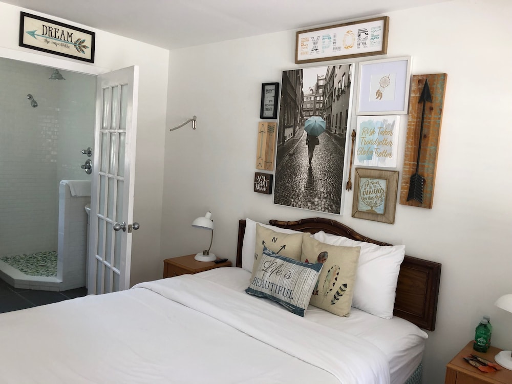Petite Queen Room
