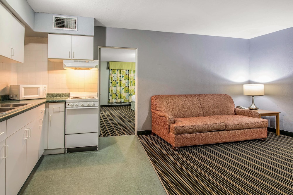 Suite, 1 King Bed, Non Smoking - Photo 5