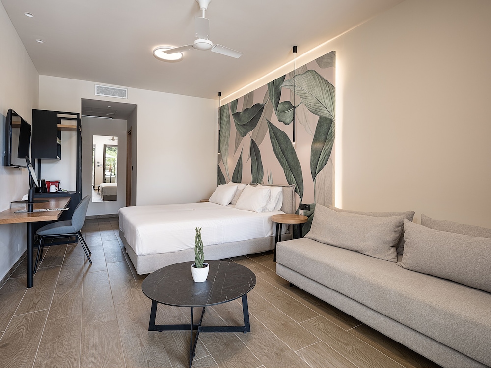 Economy Double Room on Ground Floor With Pool View - Photo 1