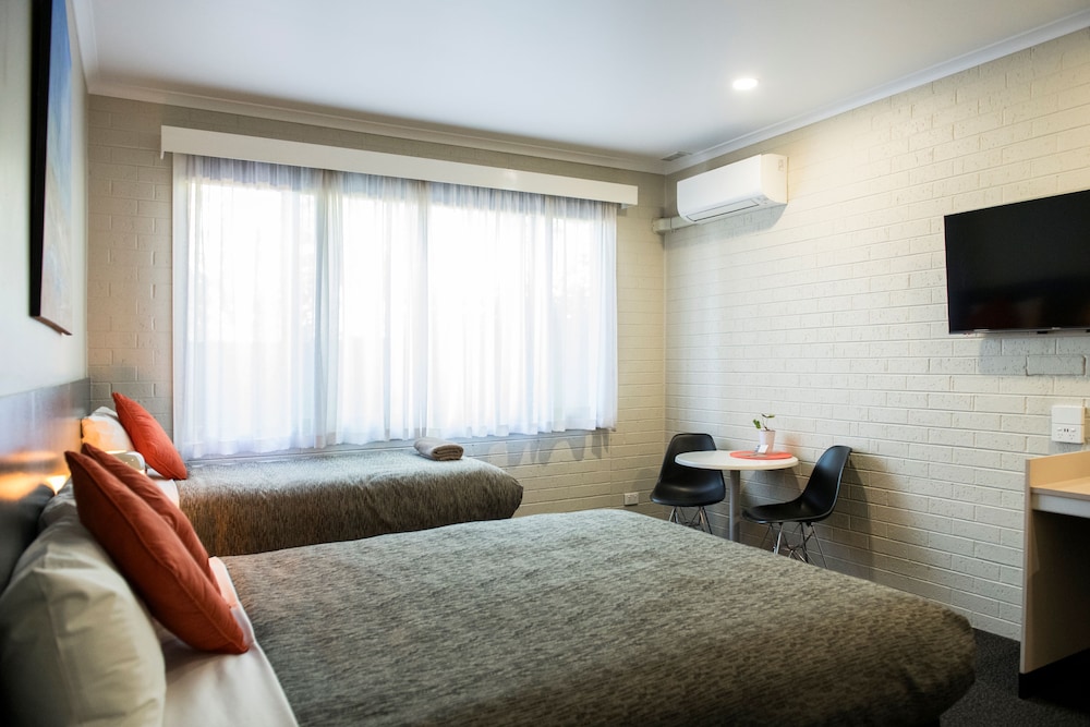 Economy Triple Room photo 1