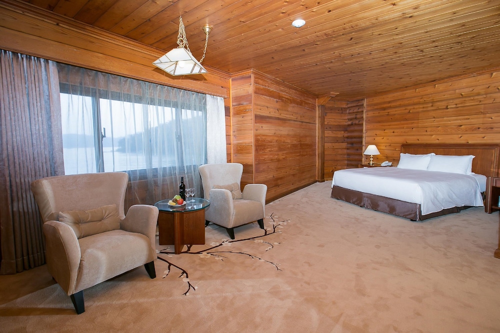 Deluxe Room, 1 Double Bed, Lake View photo 2