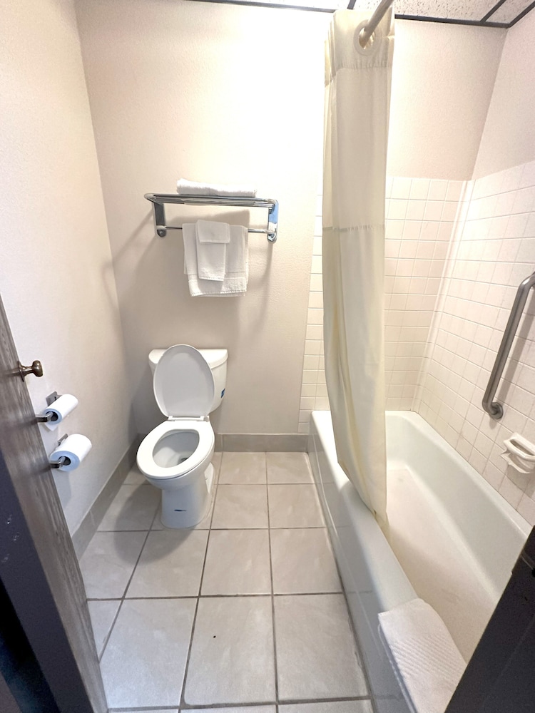 Standard Room, 1 Queen Bed, Non Smoking, Pets Allowed - Photo 12