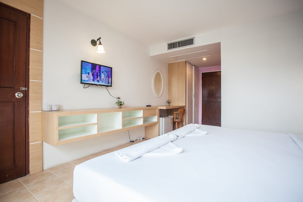Double Room, 1 King Bed, Garden View photo 2