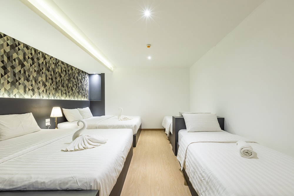 Family Room, Multiple Beds, 2 Bathrooms photo 2