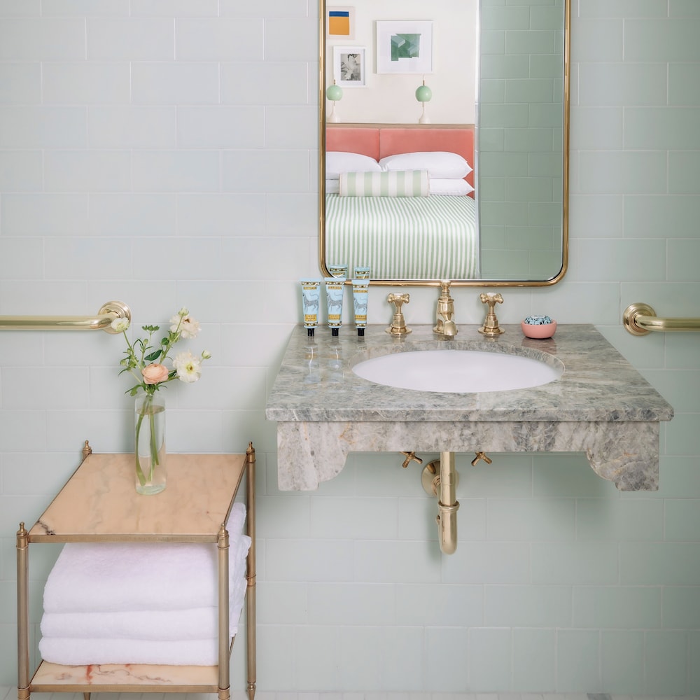 Room, 1 Queen Bed, City View (Mobility Accessible, Transfer Shower) - Photo 4