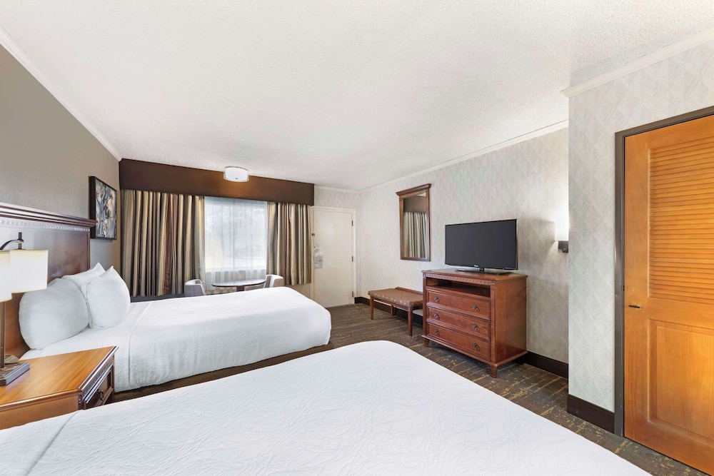 Deluxe Room, 2 Queen Beds, Non Smoking, Refrigerator & Microwave - Photo 4
