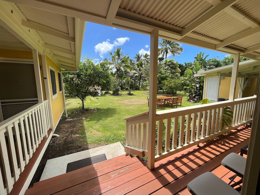 #08 Standard Cottage, 1 Queen Bed, Private Bathroom, Garden View photo 2