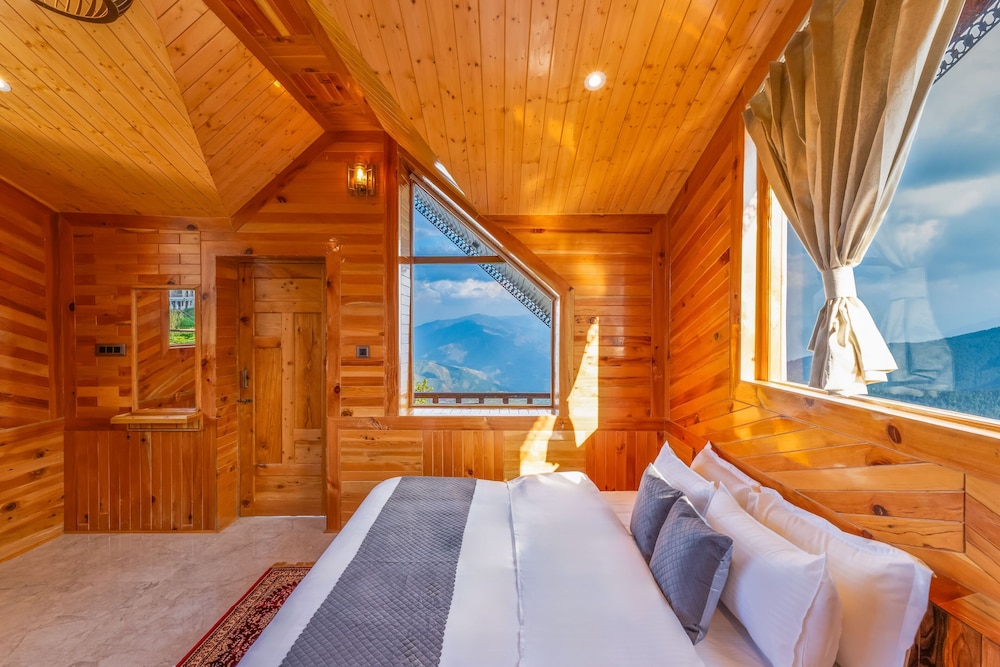 Family Room, Balcony, Mountain View photo 3