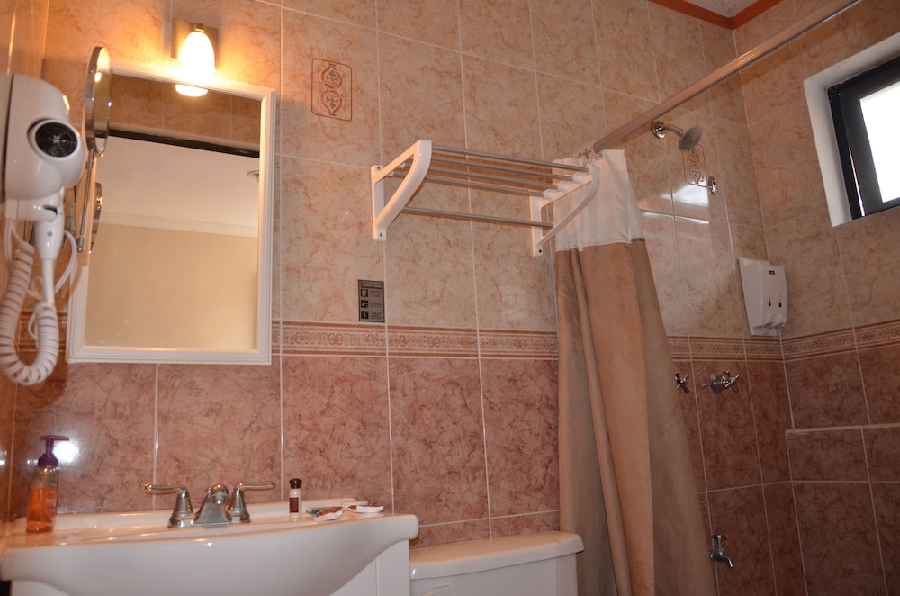 Classic Triple Room, Multiple Beds photo 2