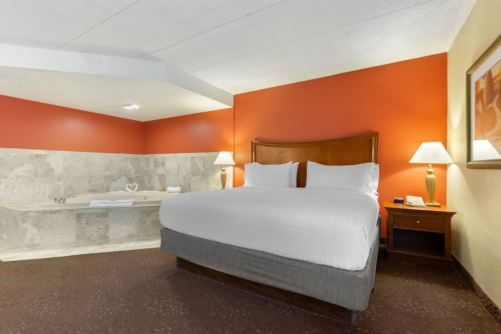 Suite, 1 King Bed - Photo 1