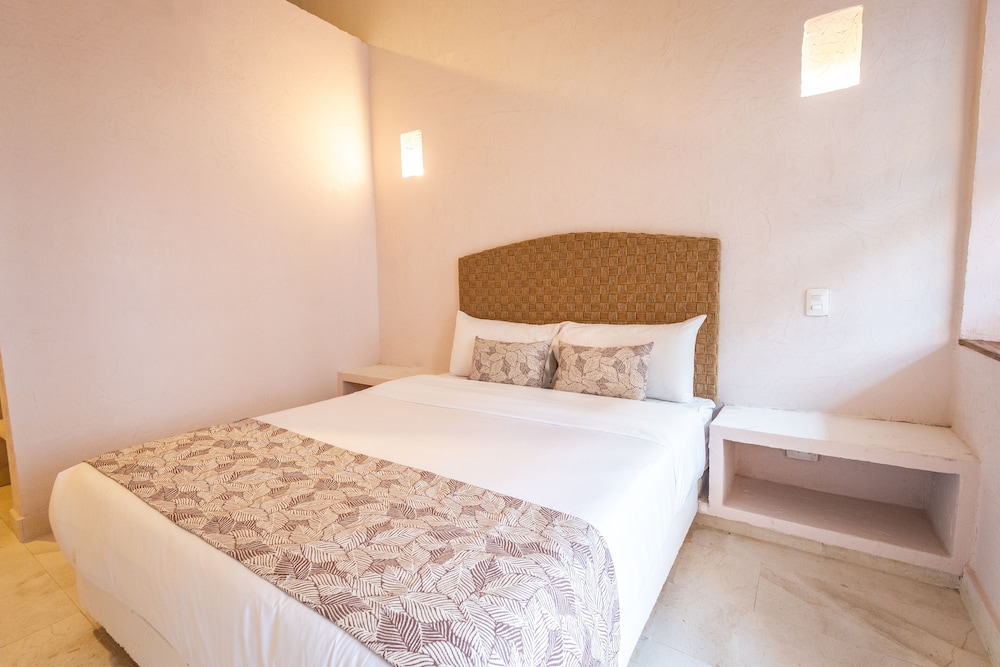 Deluxe Room, 1 Queen Bed, Balcony photo 1