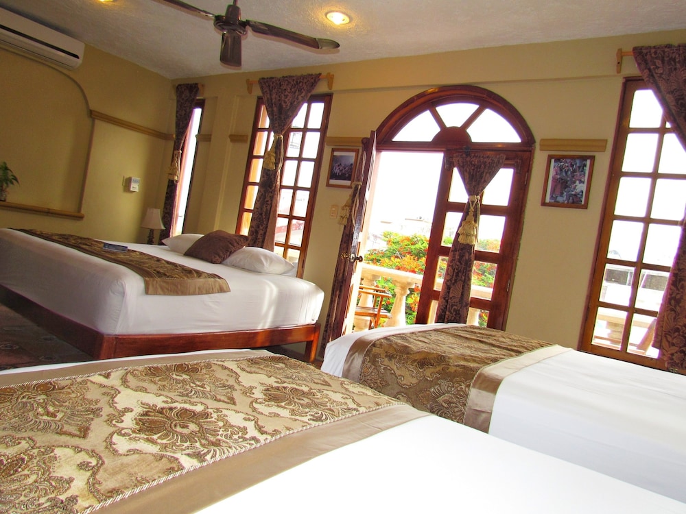 Grand Family Room, Balcony - Photo 3
