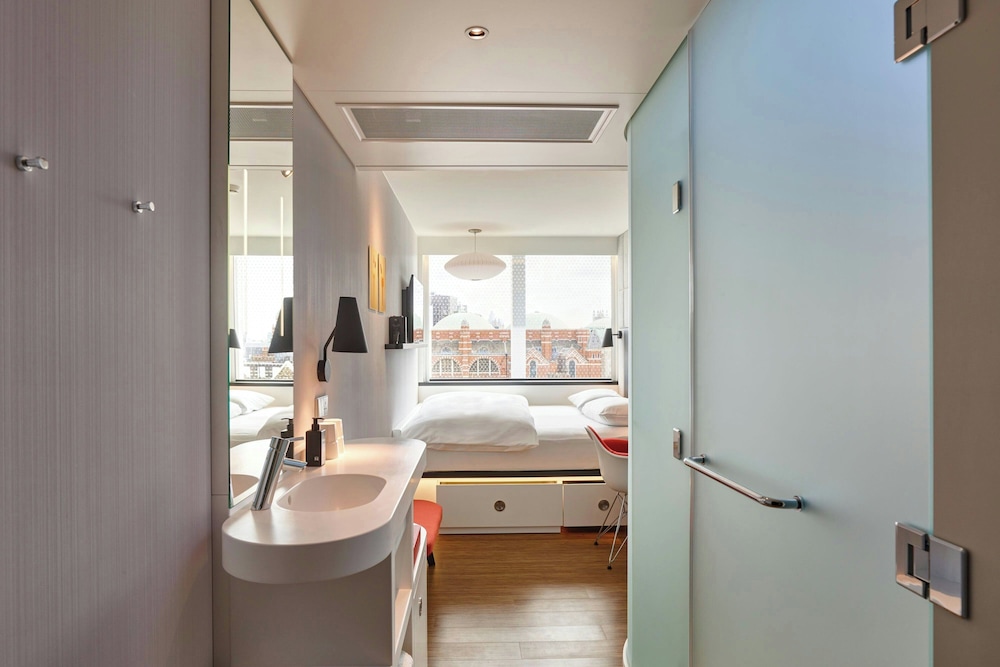 Premium Room, 1 King Bed (View) photo 2