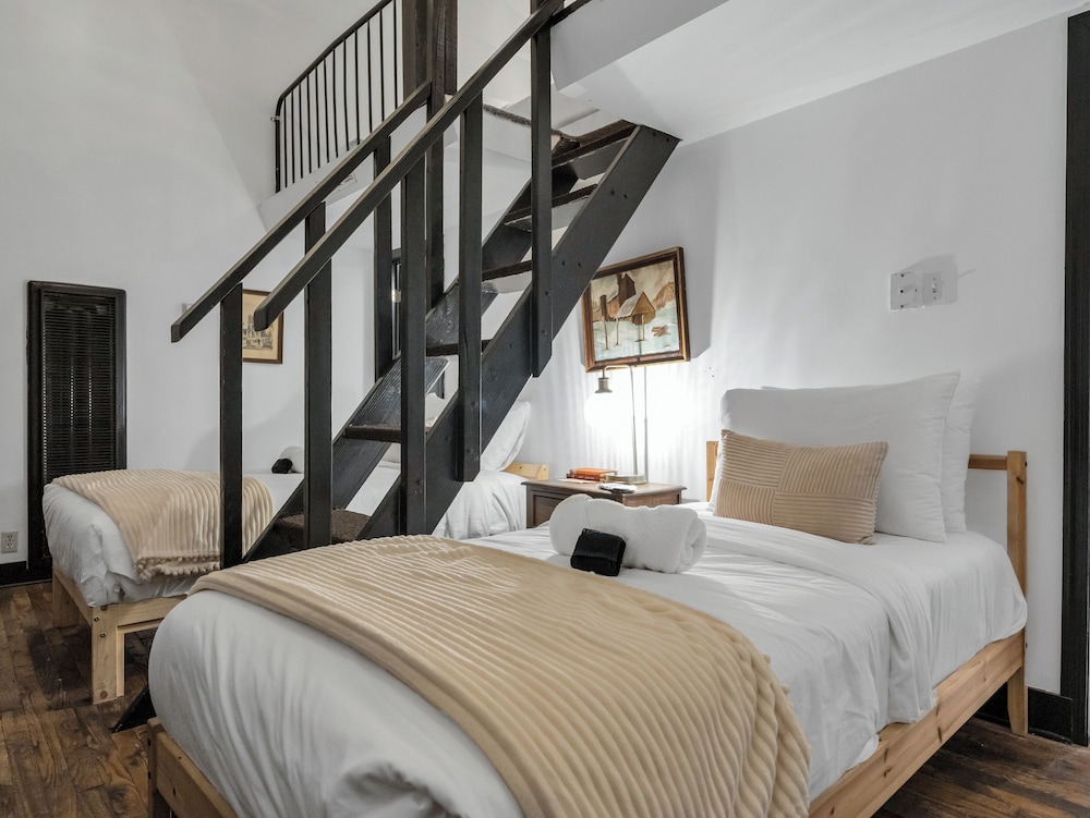 Room 18, The Large Loft, A queen Bed and Four Twins with Two Bathrooms photo 2