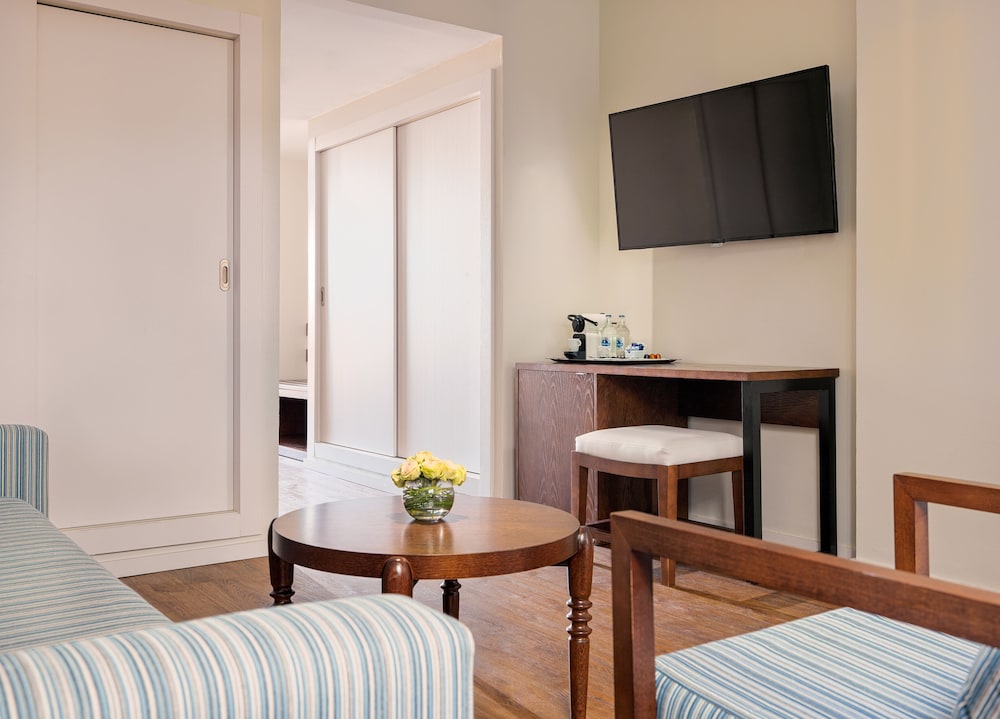Junior Suite (Privilege 2 adults and 1 child) thumbnail 5