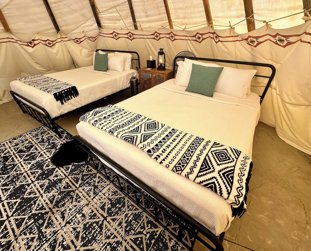 Luxury Glamping Tipi- 2 Queen Beds , Non-smoking, Mountain View