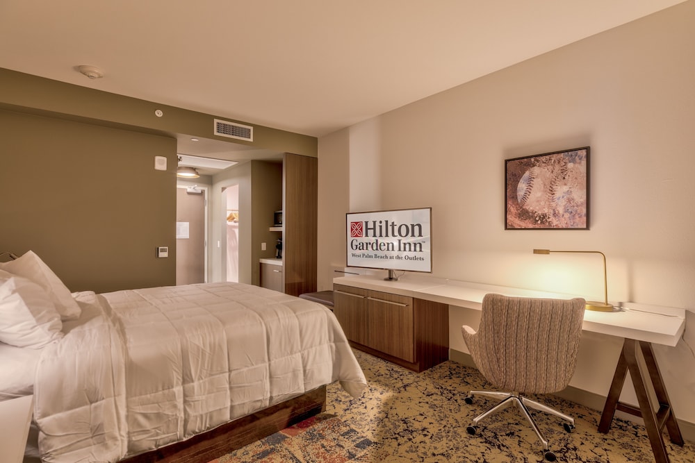 Room, 1 King Bed, Accessible (Roll-In Shower, Mobility & Hearing) photo 2