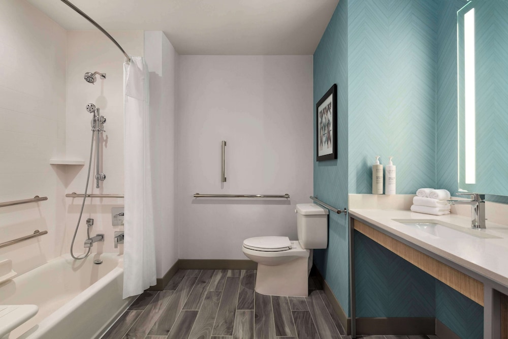 Room, 2 Queen Beds, Accessible, Bathtub - Photo 4