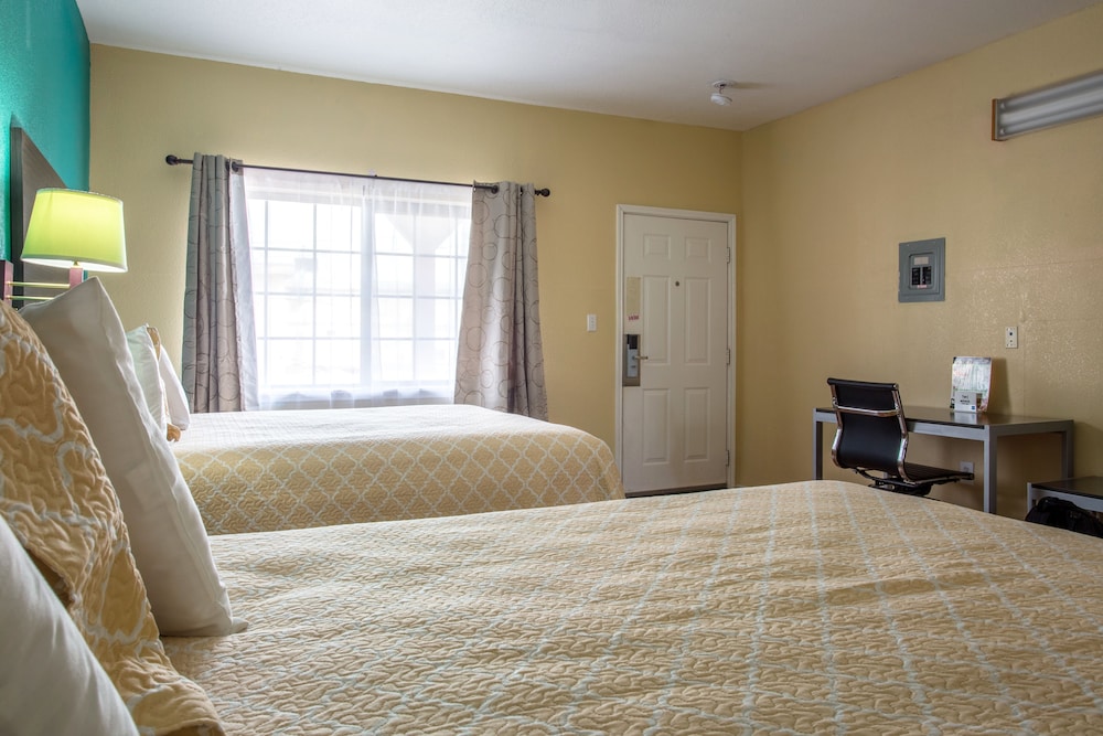 Standard Room, 2 Queen Beds - Photo 4
