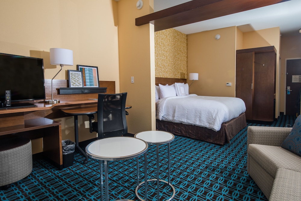 Suite, 1 King Bed with Sofa bed (Mobility Accessible, Roll-in Shower) - Photo 2