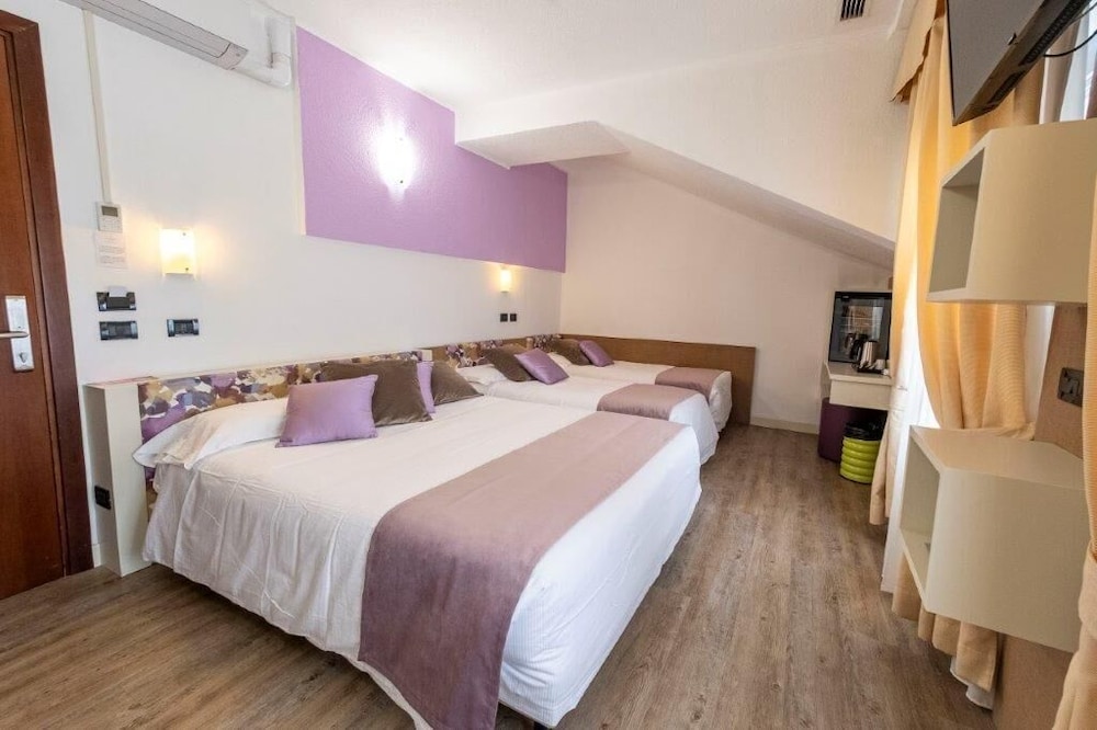 Quadruple Room - Photo 1