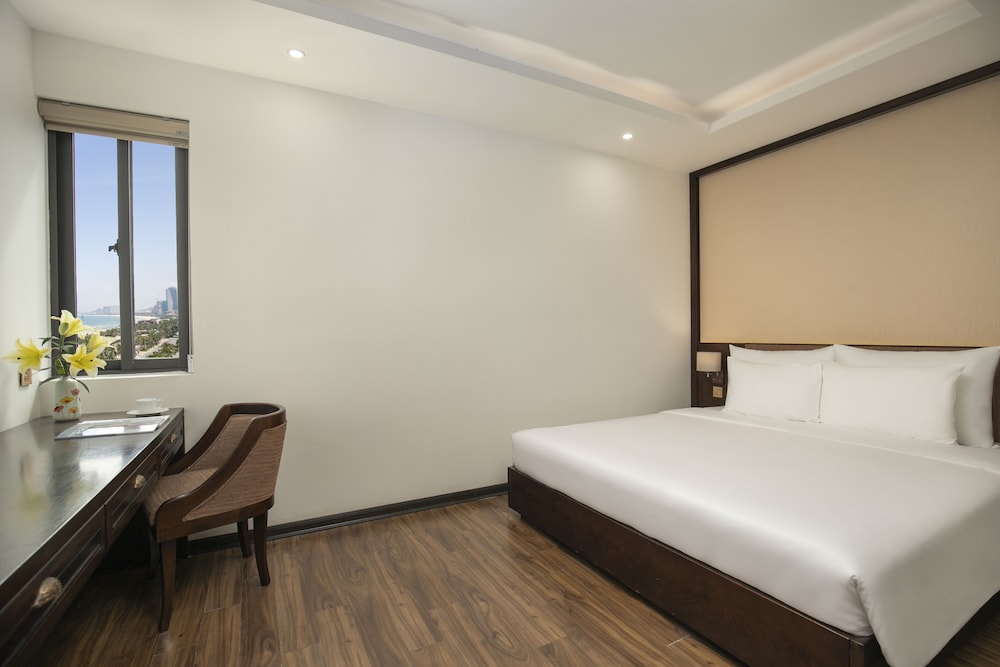 Deluxe Double Room, 1 King Bed, Partial Sea View - Photo 2