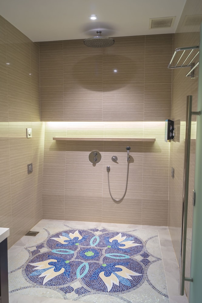 6 Hours Nap Room + 1 Hour Lounge Use (Common Shower and Toilet) Check-in Between 7PM to 7AM photo 2