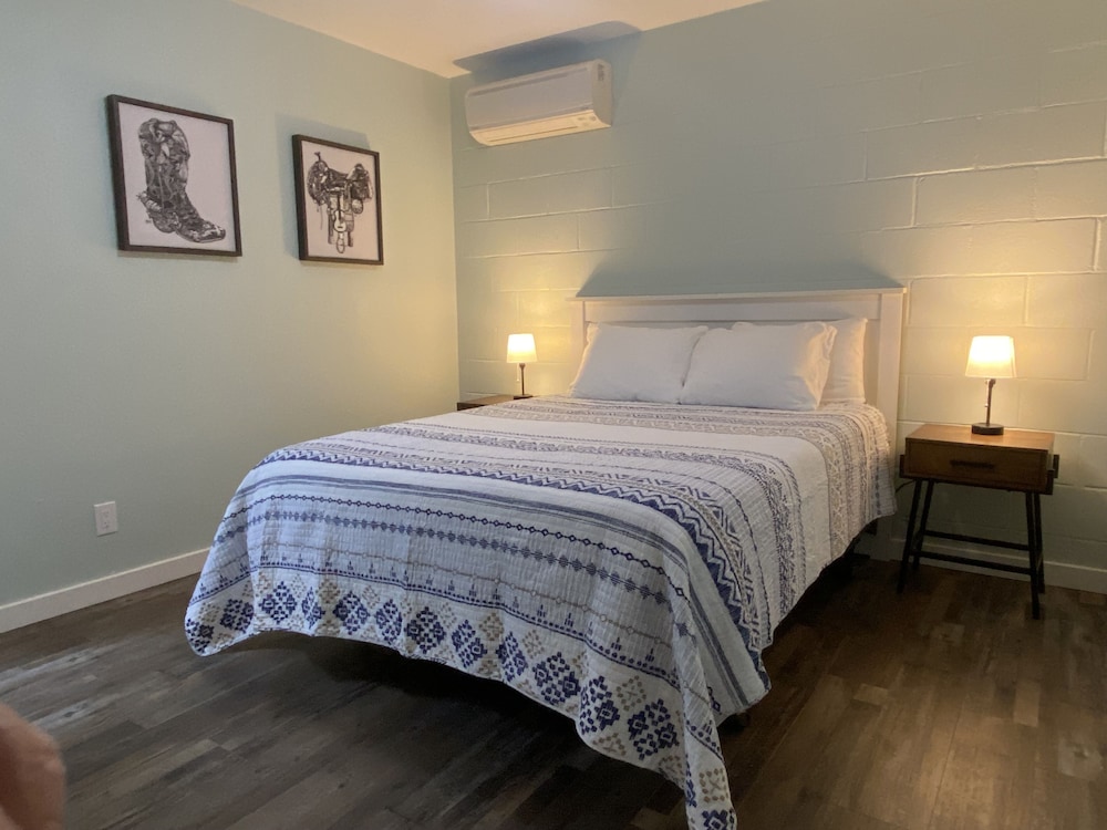 2 Bedroom House with Full Kitchen photo 2