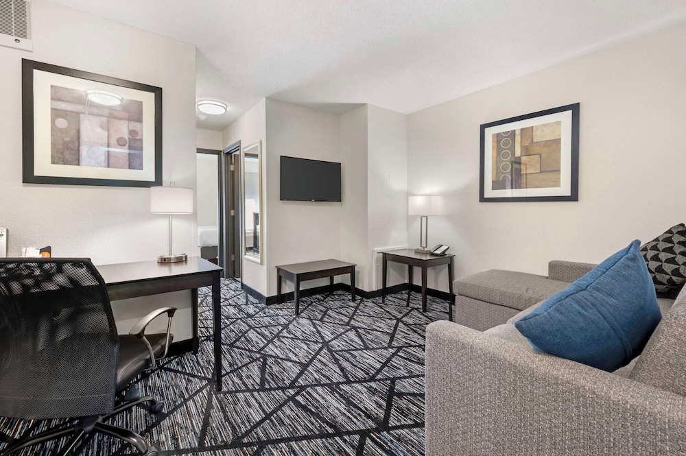 Suite, 1 Queen Bed, Non Smoking, Refrigerator & Microwave (with Sofabed) - Photo 3