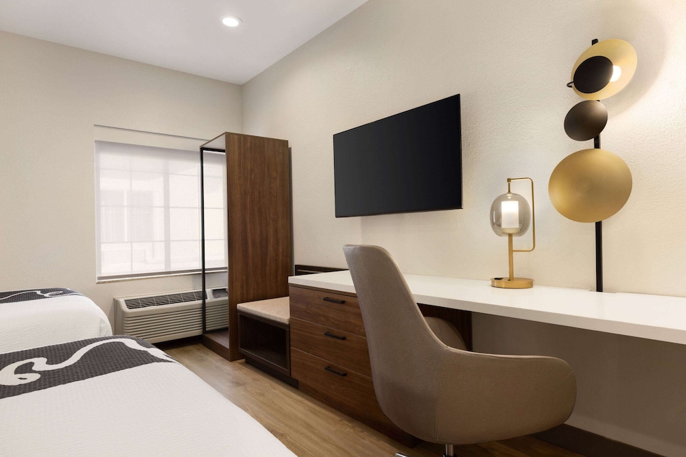 Room, 2 Double Beds - Photo 6