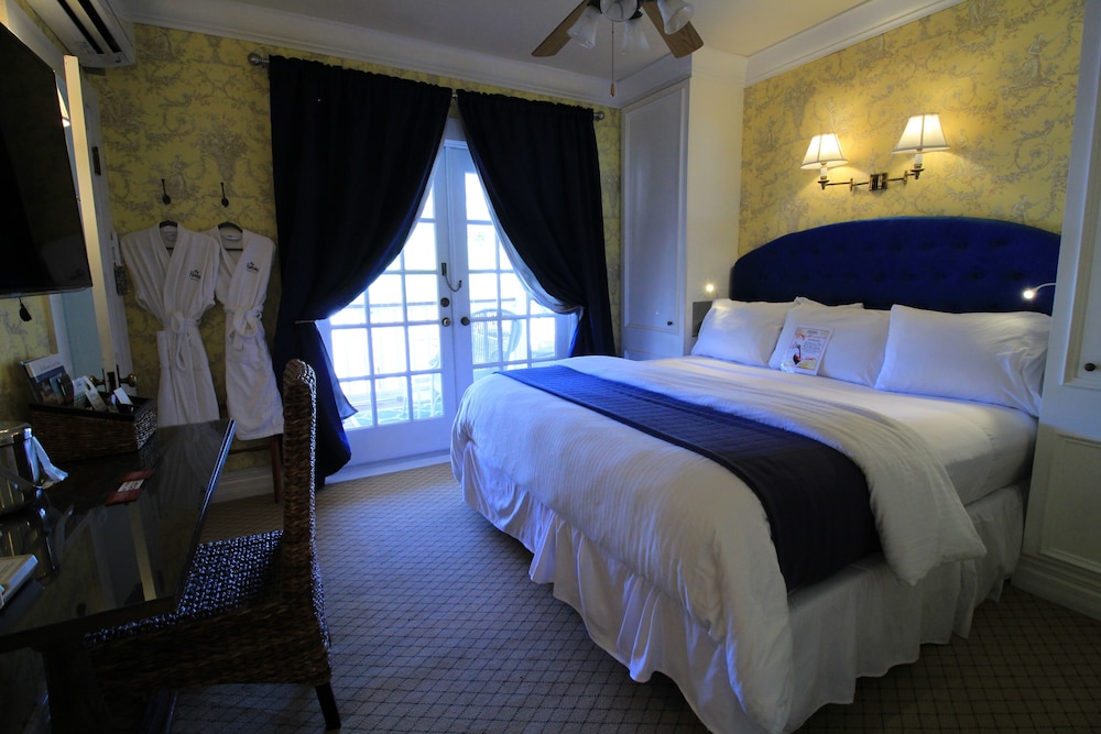 Deluxe Room, 1 Queen Bed photo 3