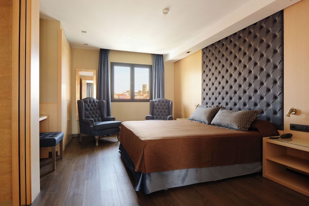 Suite - Photo 1