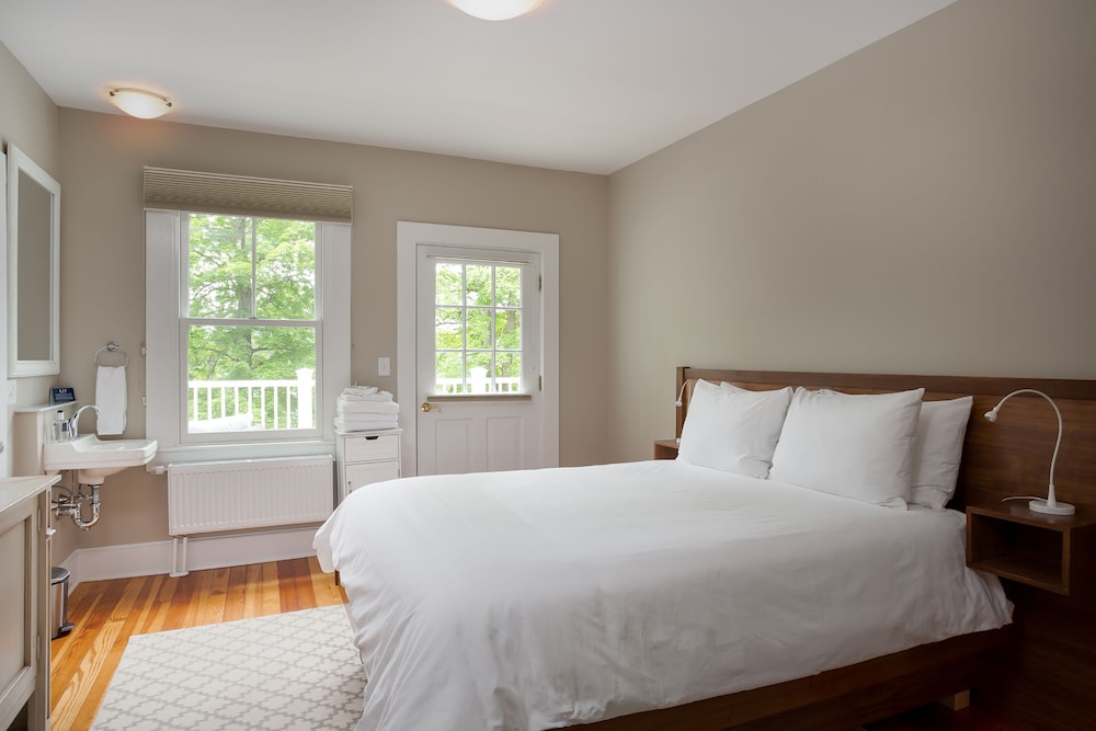 Double Room, 1 Queen Bed, Private Bathroom, Lake View photo 3