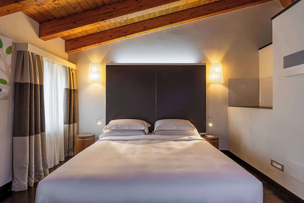 Standard Triple Room, 1 King Bed - Photo 8