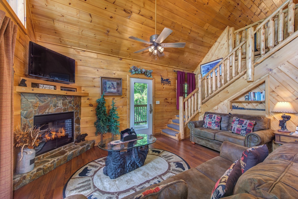 Cabin, Multiple Beds, Hot Tub, Mountain View (A Bearz Haven) photo 1