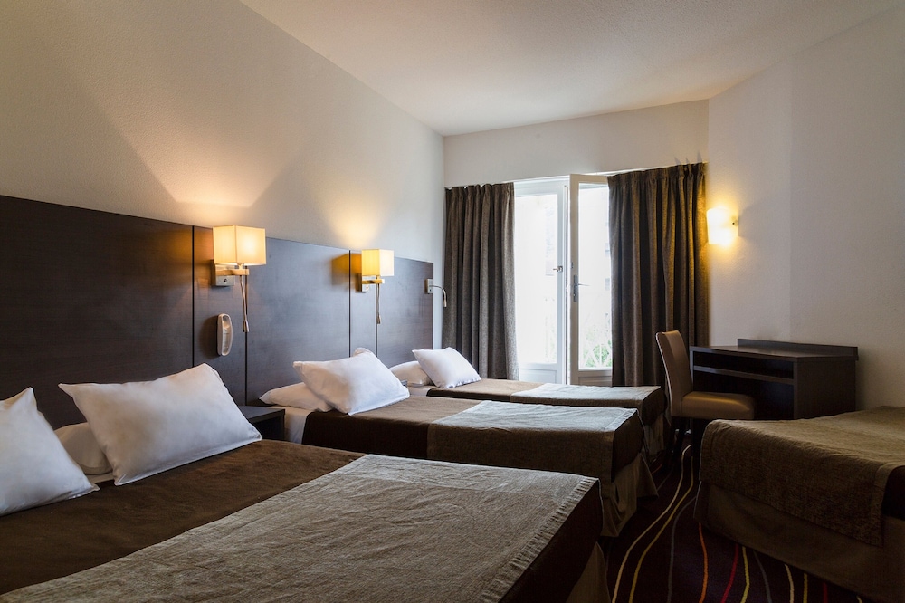 Triple Room, 1 queen bed and 1 single bed - Photo 3